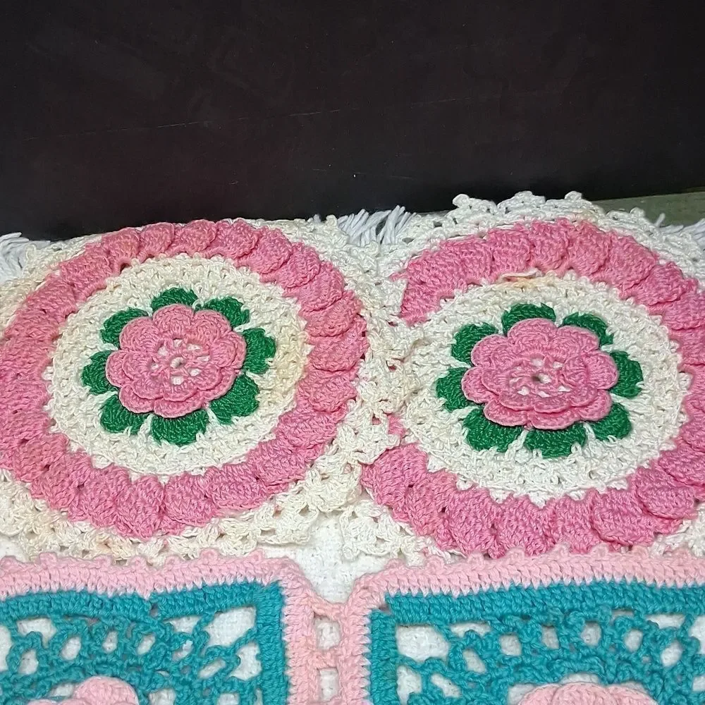 Vintage Crocheted Rosettes mat,& 4 More Rosette Pcs.